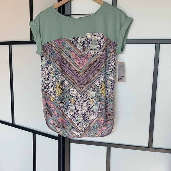 NWT. Jolt front pocket light summer top. Medium - Picture 3 of 9
